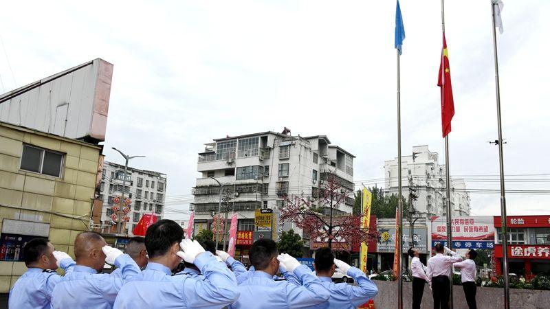 潢川县明珠国际大酒店举行升旗仪式 共庆新中国成立76周年