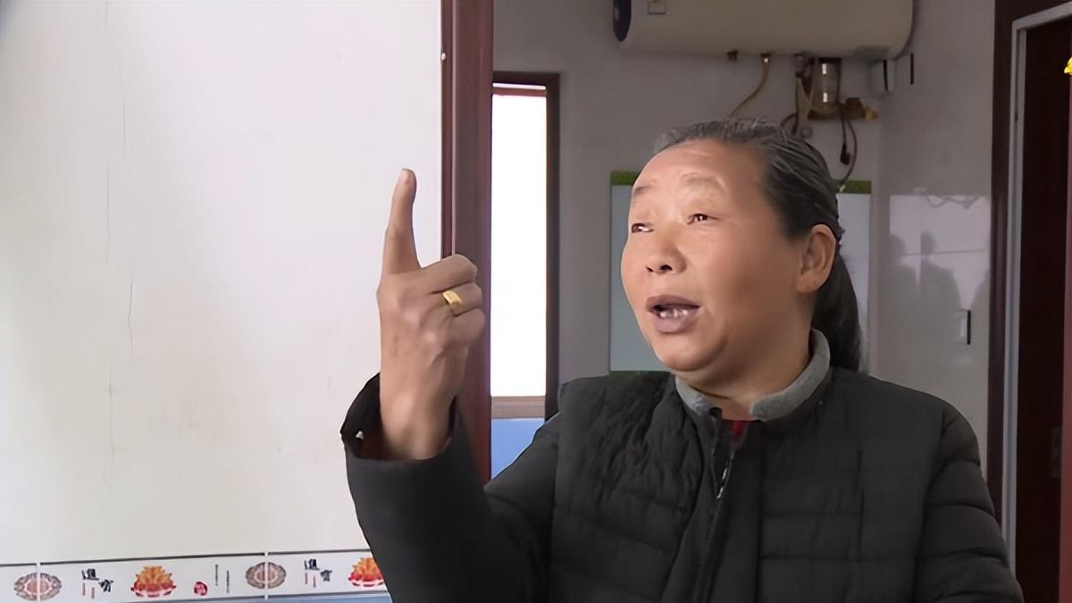 70岁老汉收留流浪女，同床共枕生活13年，事后才知流浪女有丈夫