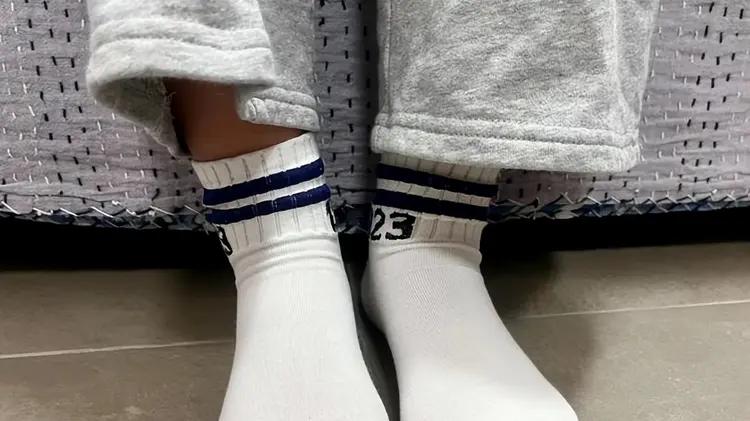 女子网上晒给女儿补的袜子 女儿赞许却被网友群嘲