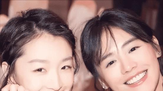 相貌平平却绯闻不断，32岁的周冬雨，凭什么在娱乐圈混的风生水起