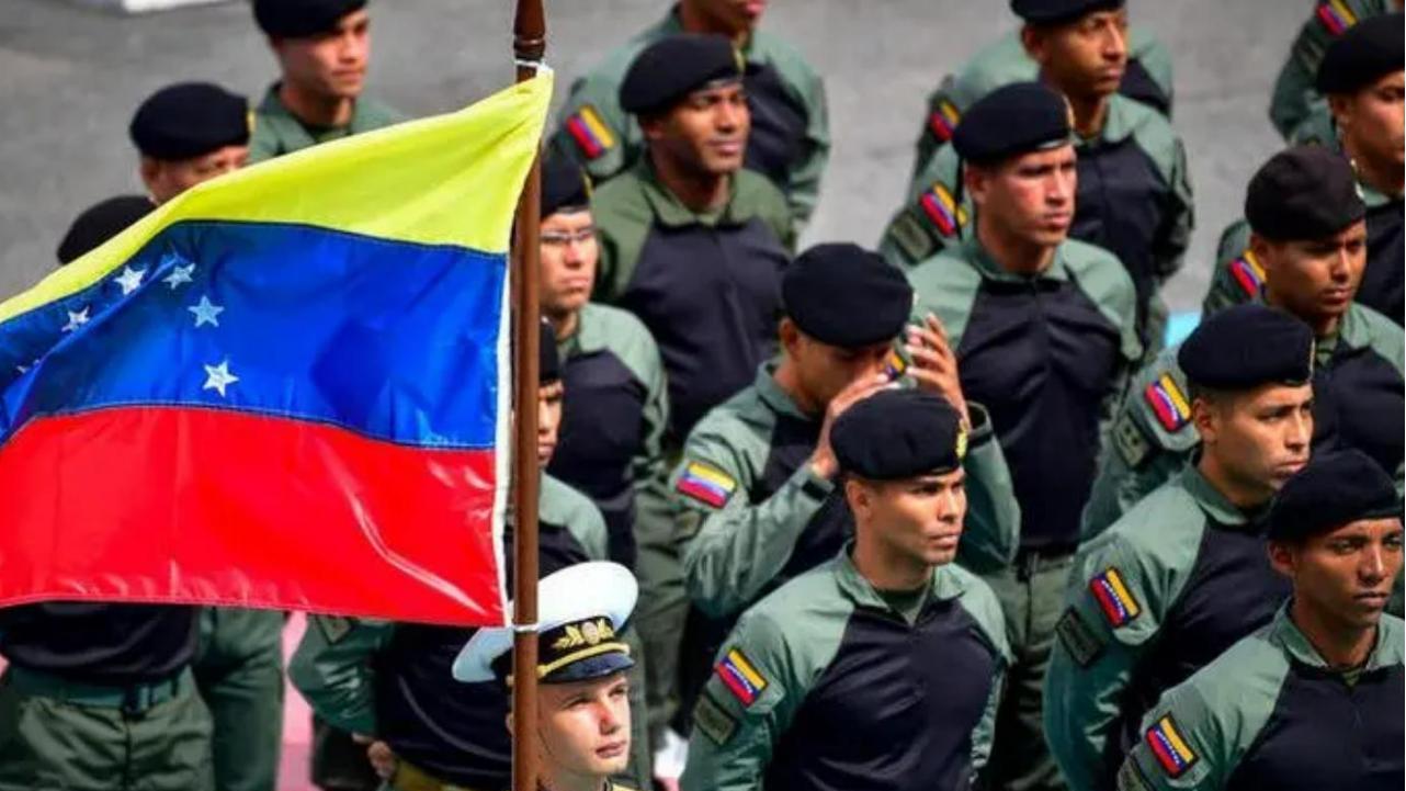 委军双机挂弹飞越美舰后，不到24小时，美军增兵：10架F35将出动