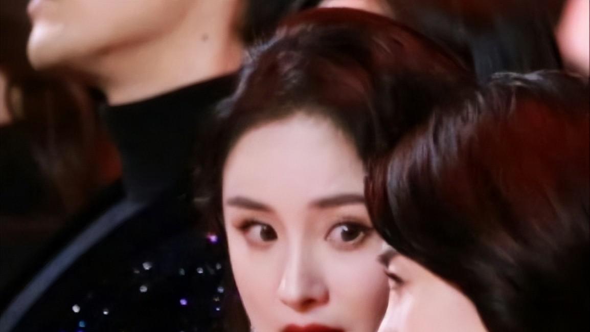 微博之夜海报官宣，从C位看端倪，杨幂肖战只能靠边站，唐嫣亮了