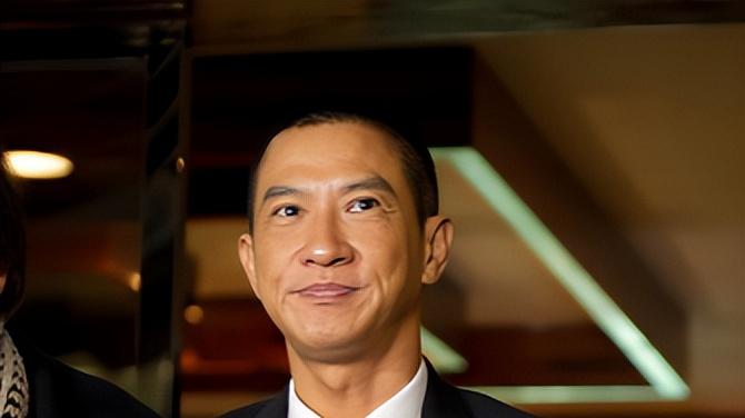 张家辉和老婆外出用餐，两人好有夫妻相，60岁关咏荷素颜状态显嫩