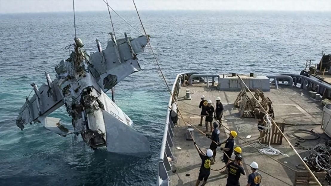 特朗普打破沉默，说出南海坠机原因，解放军官媒：与东大无关