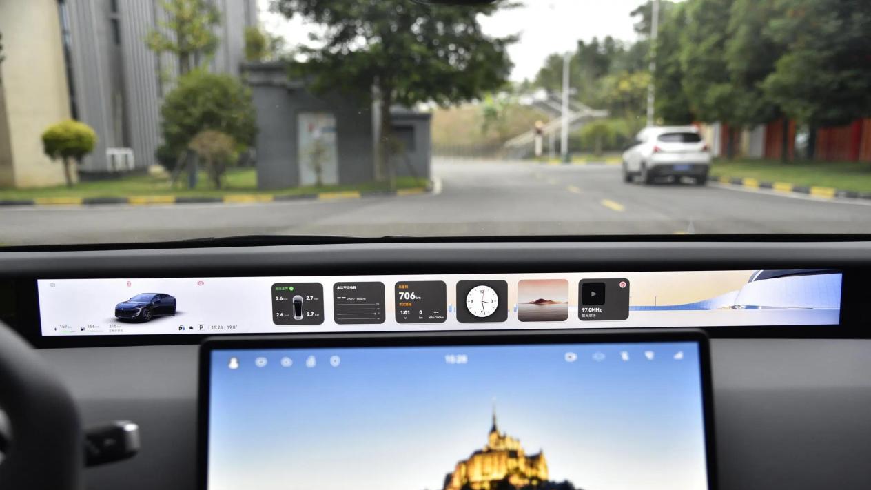 被低估的C级车，华为智驾+魔毯空悬，3.8秒破百，比5系、E级厚道