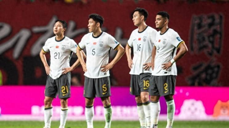 国足中卫告急！朱辰杰蒋圣龙接连伤退，五将争位驰援蒋光太