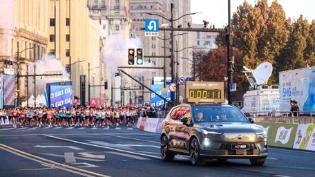 超混出马，稳赢上马，沃尔沃全新XC70全力护航2025上海马拉松