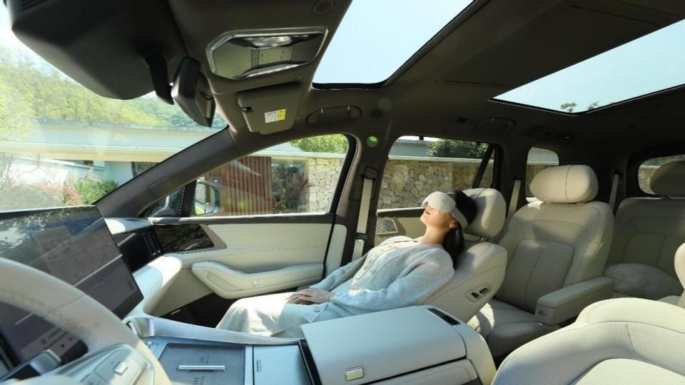 陈小春应采儿喜迎“家庭新成员”，腾势N8L到底有多贴心？