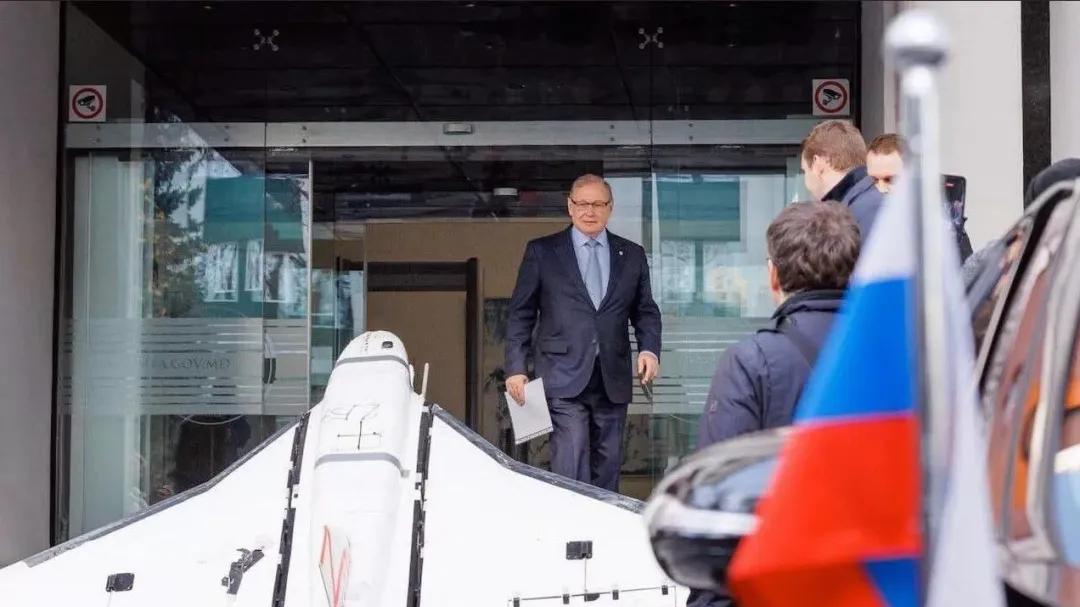 “无人机残骸拖进外交部”：当 摩尔多瓦 也不再沉默 — 东欧边缘国的防线为何正在崩塌？