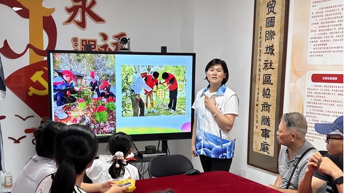 召开社区“青苗绿议会”，规范青少年队伍建设
