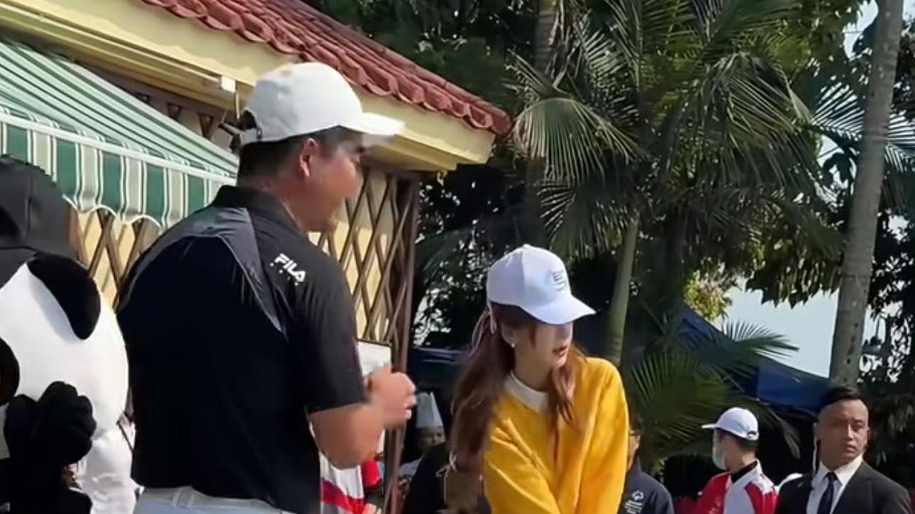 杨颖参加澳门高尔夫公益活动，网友猜测：这是要全面复出了吗？