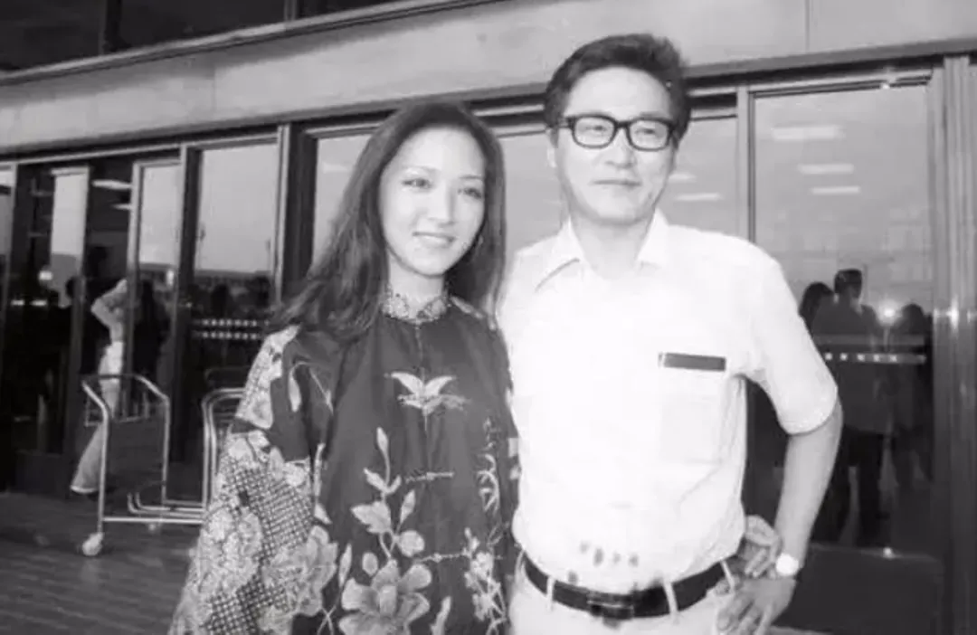 新婚之夜李敖命令妻子沏茶，胡因梦怒撕婚书：一张破纸别想限制我