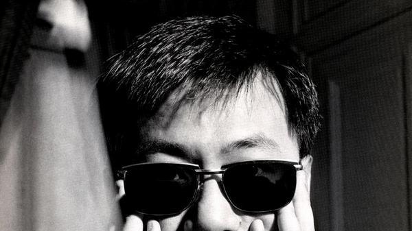 为什么王家卫一定要戴墨镜？