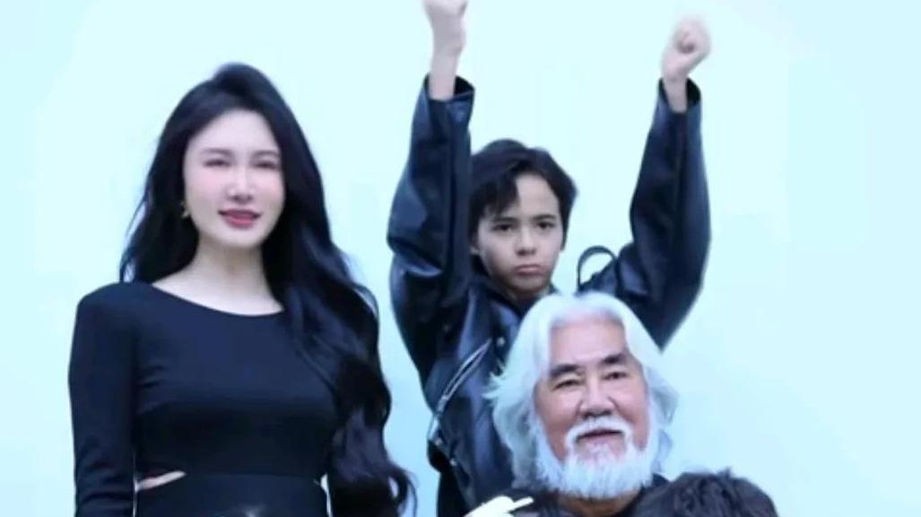 张纪中带4个孩子拍全家福，杜星霖穿礼服腰很细，小女儿养得好胖