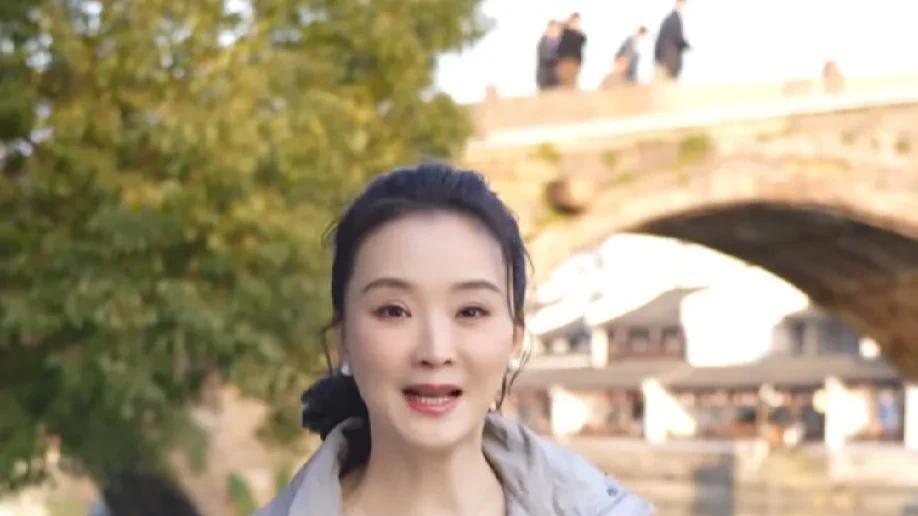 王艳被曝直播中奖不发货



明星也赖账？王艳签名照风波引热议！网友一月前在直播