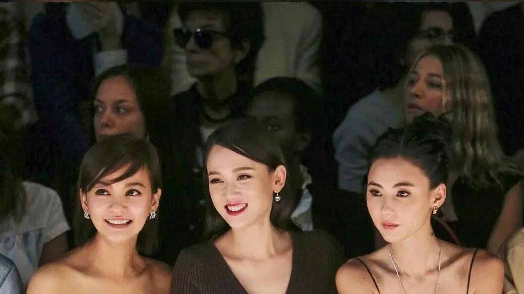 43岁陈乔恩同框42岁张柏芝，只差1岁气质却差很大，一个似少女一个似大妈