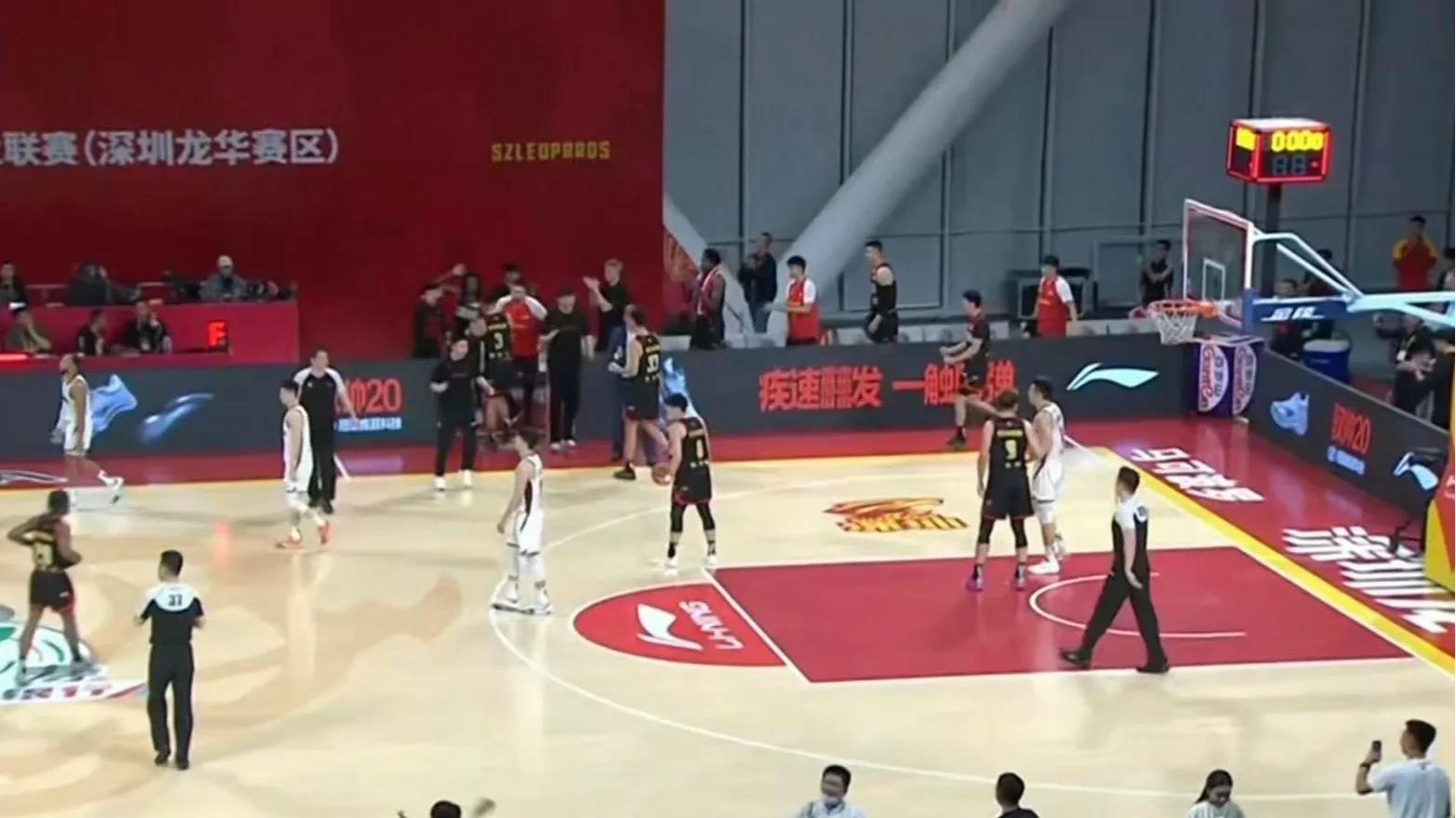 辽宁客场三连败，杨鸣谈威尔斯缺阵，赞扬球员表现，获得球迷支持