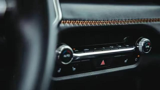 反骨SUV的实体键狂欢：CX-50用机械旋钮打脸触控屏时代