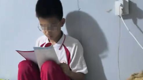 “你儿子这表情，必成大器”，母亲拿新手机试探，不料孩子反将一军