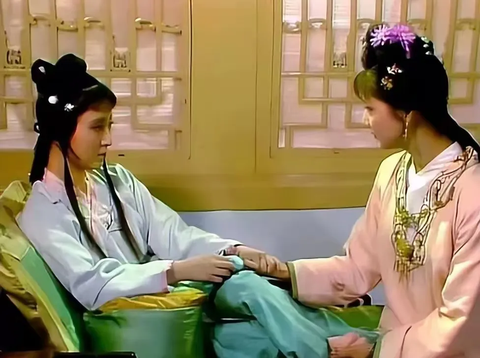 宝玉出家前给宝钗仅留了一件东西，宝钗看到后彻底死心