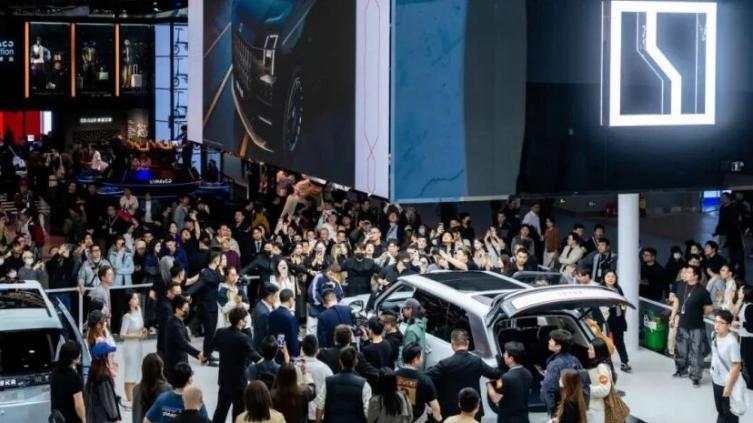 在疯狂卷技术的新能源时代，极氪让我们感受到了久违的浪漫