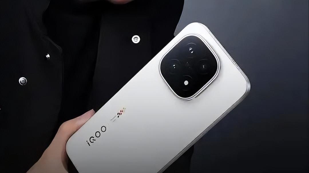 vivo性能旗舰“卷王”，2K屏+100倍变焦+7000mAH，卖得好也继续降