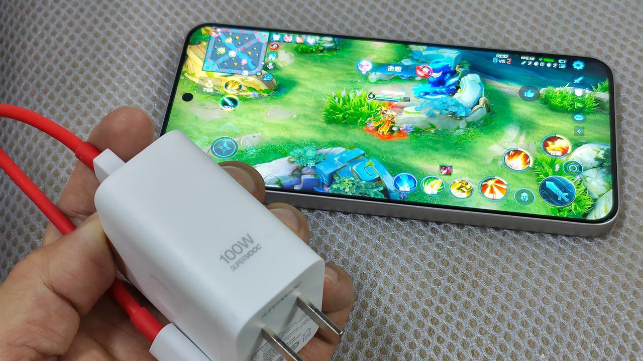 一加 Ace 5 至尊版实测：它玩出了同价位天花板