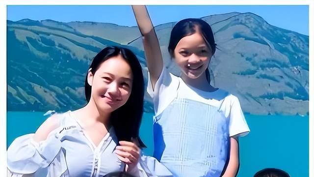 她是著名美女主持，低调结婚生三娃，如今事业家庭美满52岁风采依旧