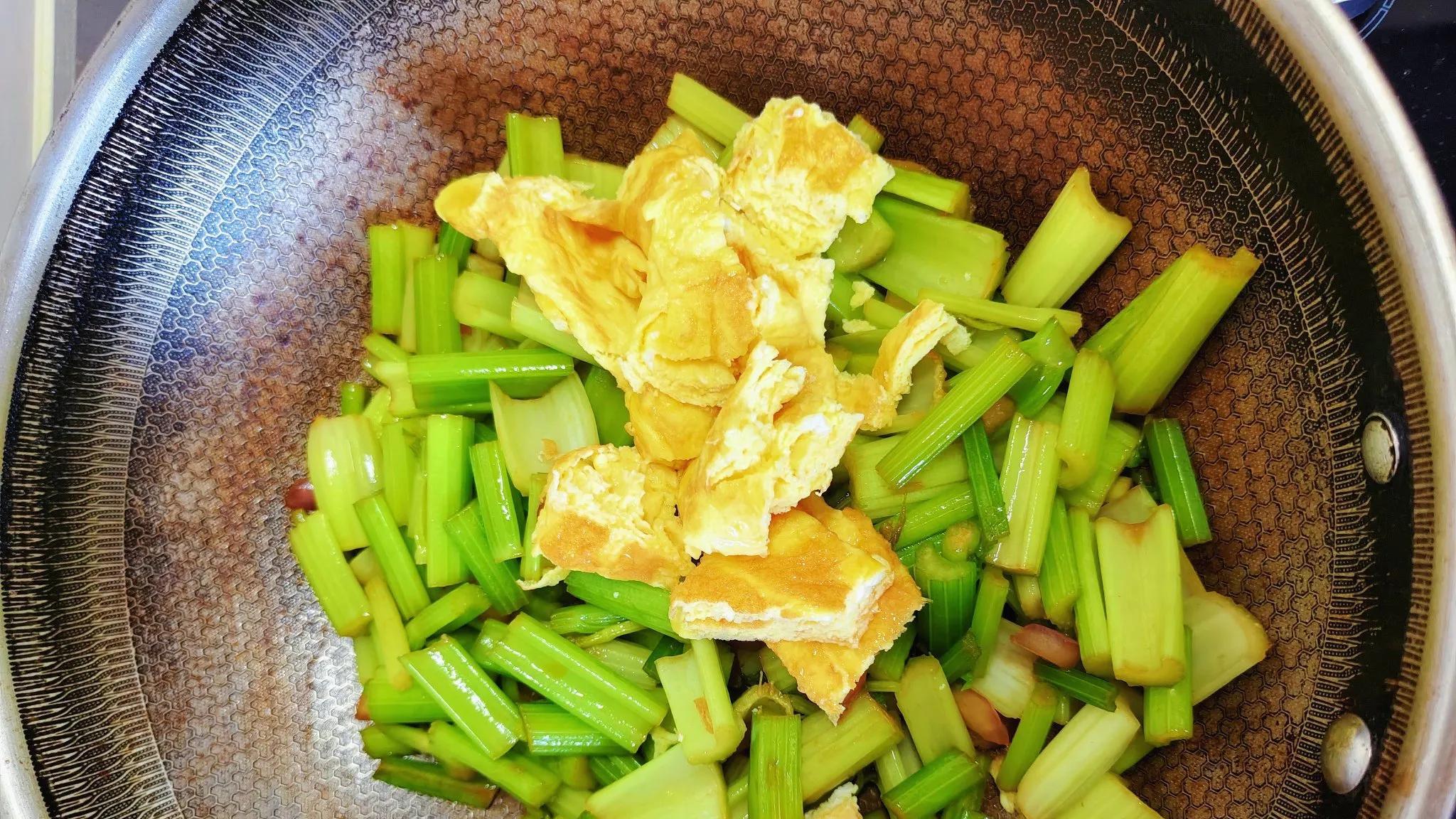 芹菜炒鸡蛋，简单家常味，减脂期很友好