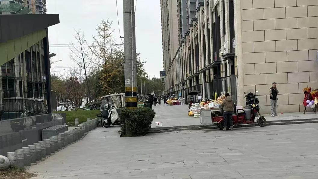 同在一条路上混 一头是烟火的人间一头是吃饭的难场