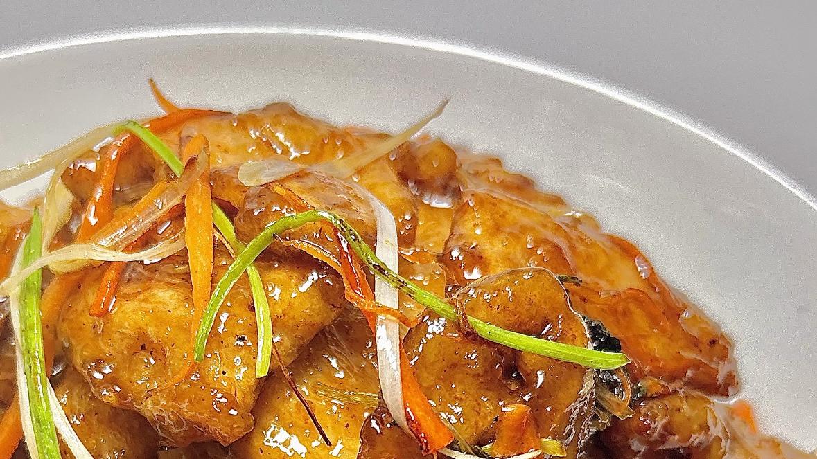 锅包肉是一道经典的东北菜口味酸甜外酥里嫩的特点而备受喜爱