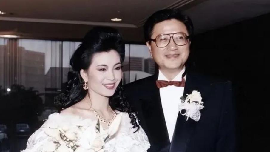 13天内两次打击：头婚富豪离世，二婚老公出轨，伍咏薇如今选择了什么？