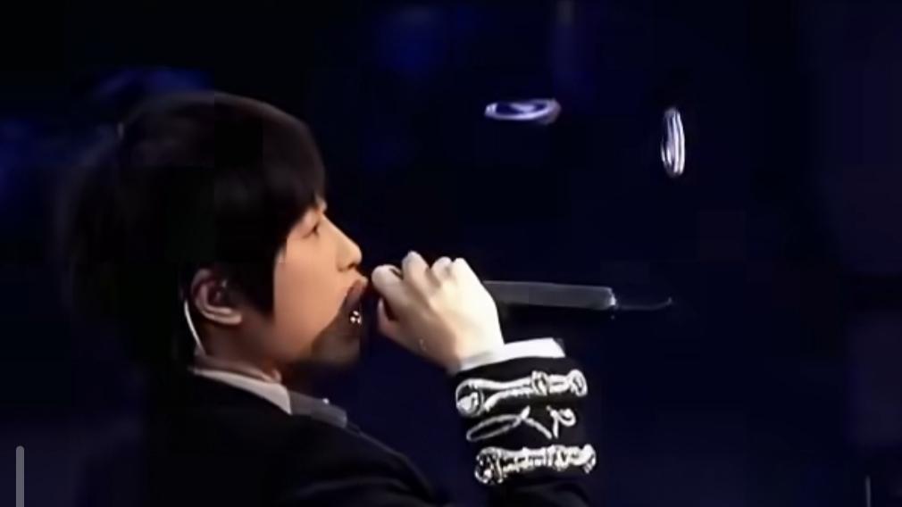 阿信50岁摔上热搜：摇滚大叔跌倒秒变梗，粉丝笑哭“这膝盖是租来的吧！”