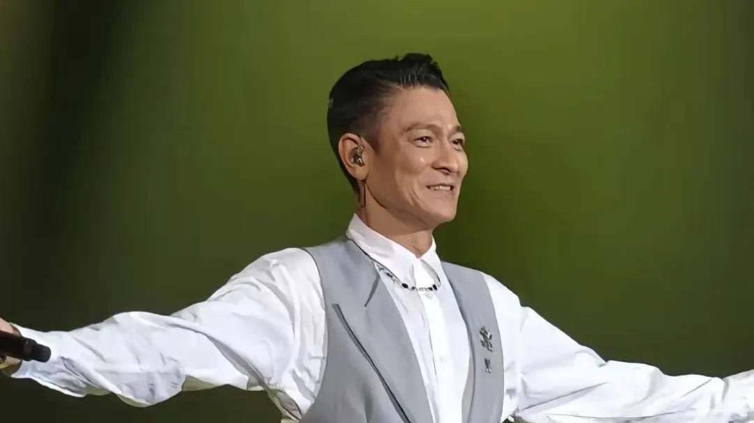62岁刘德华近照曝光引热议！女儿被同学质疑