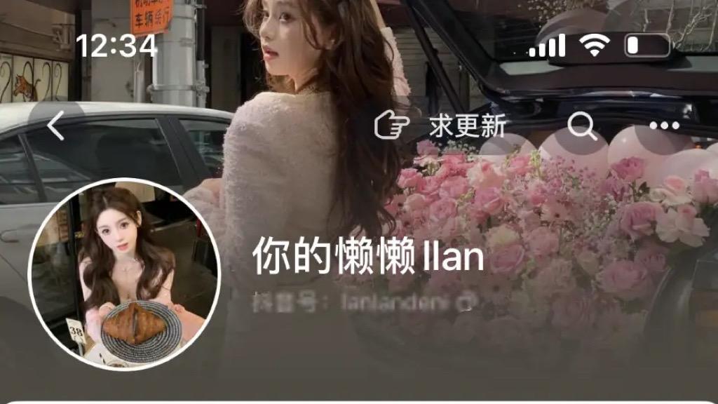 王思聪现身韩国酒吧，低头耸肩没有精气神，女伴挽他手臂不是懒懒