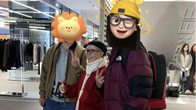 59岁金龟子河南餐厅被拍，锅盖头造型一言难尽，网友：岁月不败童年记忆！