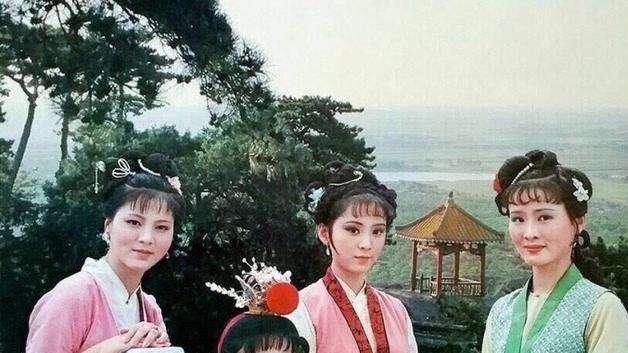 白金钏：家奴出身，不甘心做丫头，言语轻浮，后被王夫人撵出贾府