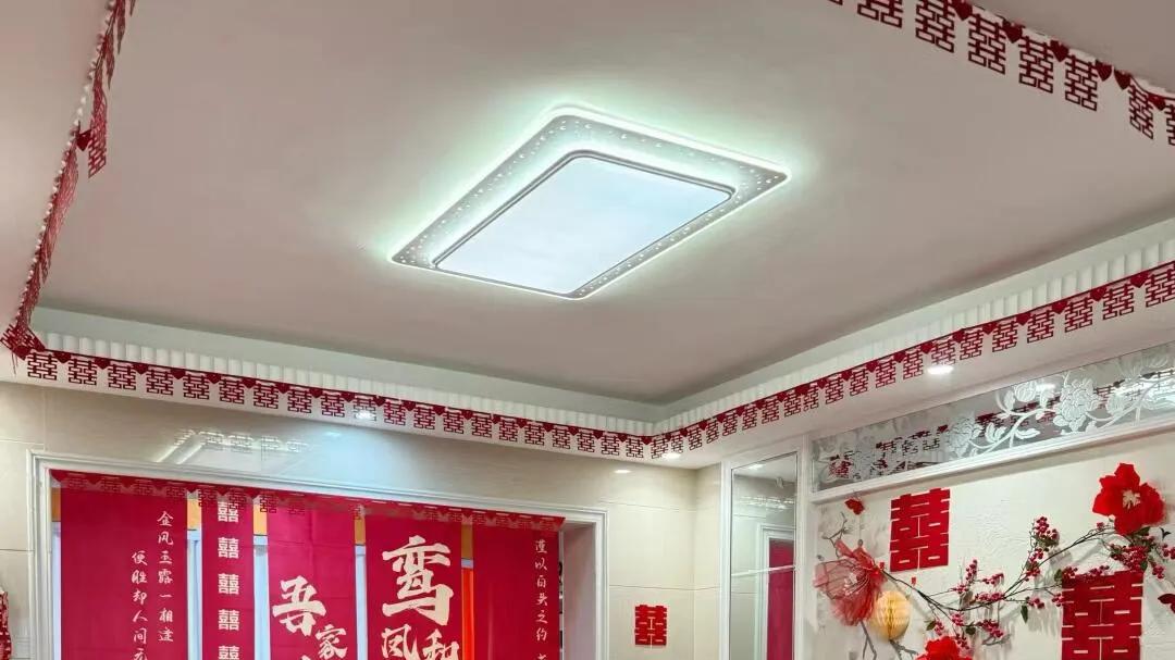 南京一30岁女孩晒出结婚布置的婚房，因太喜庆而走红，网友疯狂点赞