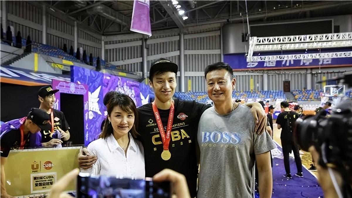 男篮名宿郑武：58岁成为名帅，老婆很漂亮，儿子进军CBA