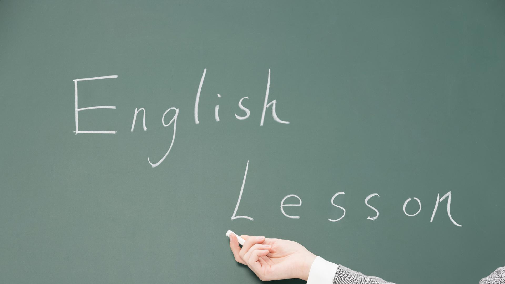 想要提高三年级英语，是报英语课外培训班还是在家自学？