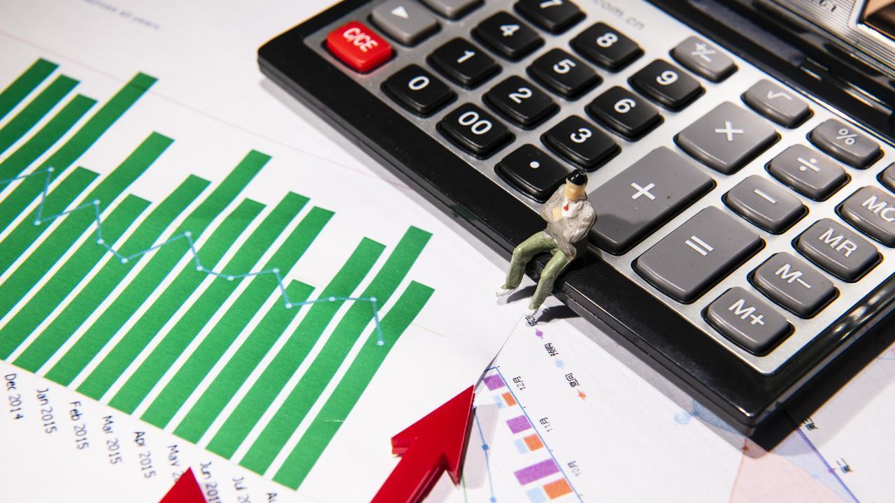 破防了？项立刚随口问谁给的经费，结果对方一句“不必公开”