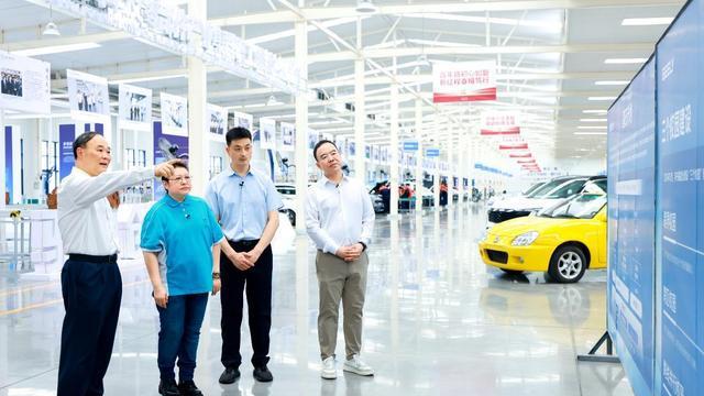 吉利向韩红基金会捐赠50辆新车，李书福：慈善和教育是中国的希望