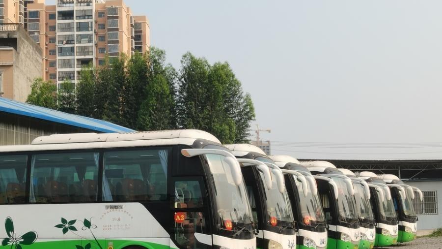 18辆大巴车，77万成交！这买卖，划算吗？