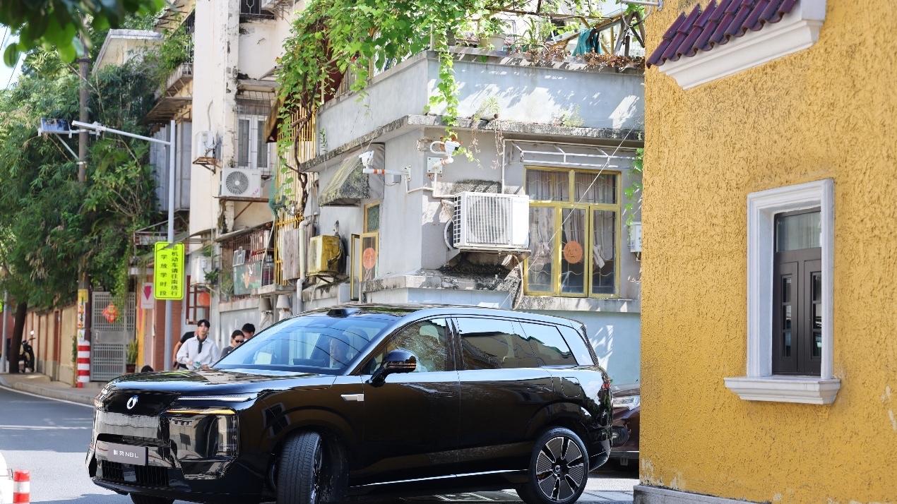 带来超豪华移动大平层，腾势N8L成为陈小春应采儿的家庭“新成员”