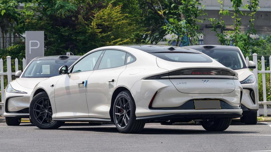 静态体验智己L6，全系标配激光雷达+后轮转向，21.99万起贵吗