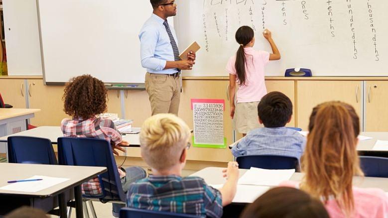 孩子的英语启蒙需要报班吗？家长能自己亲自自己下场吗？