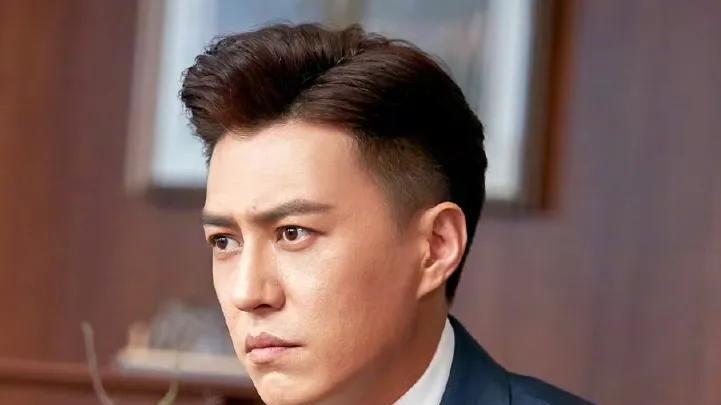 48岁靳东现身两会，“老干部”造型好帅气，怼脸拍曝光明显鱼尾纹