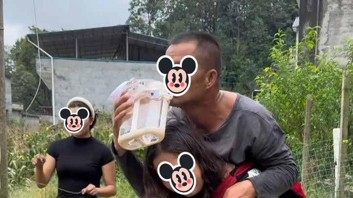 一村民好奇女子做农活为什么还要背着丈夫，她回：村里寡妇太多了