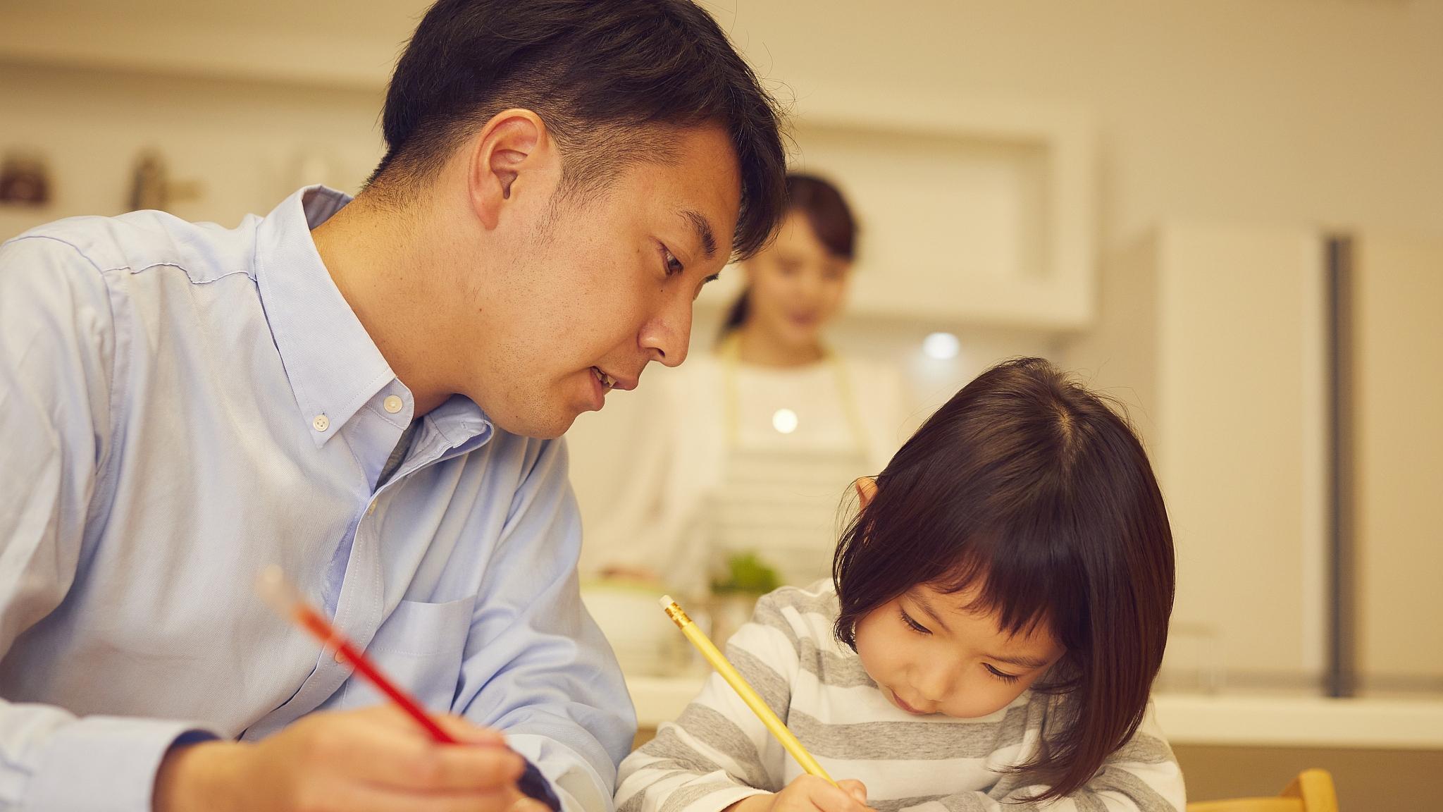 别追着孩子学！最好的教育，藏在吃饭聊天里​