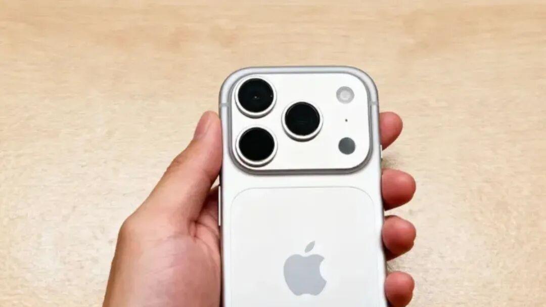 iPhone17 mini工程机现身闲鱼！采用4.7寸小屏，标价3万